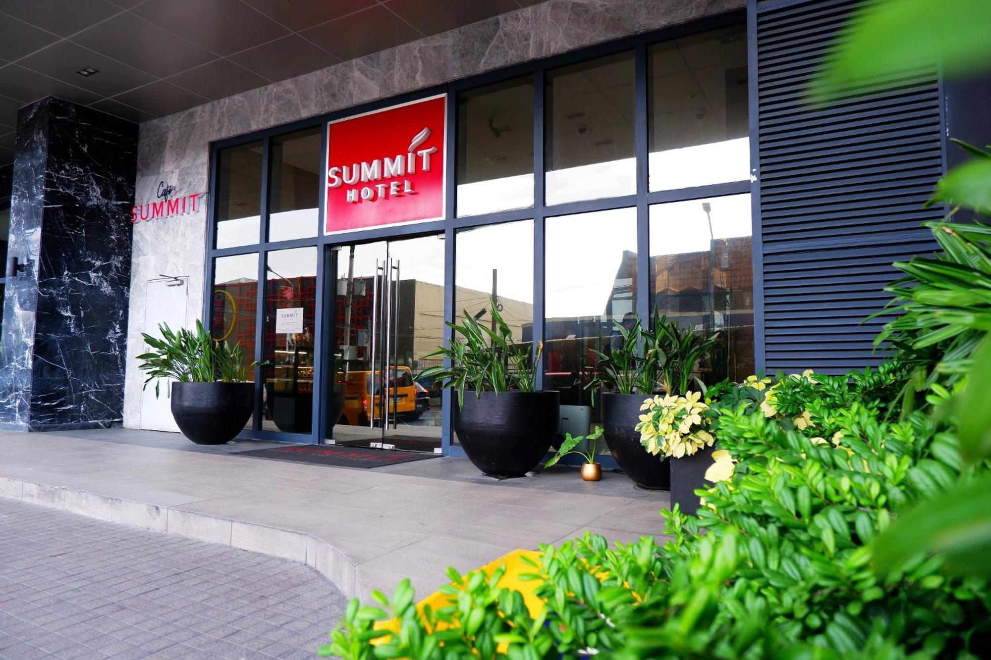 Summit Hotel Greenhills Кесон-Сити Экстерьер фото
