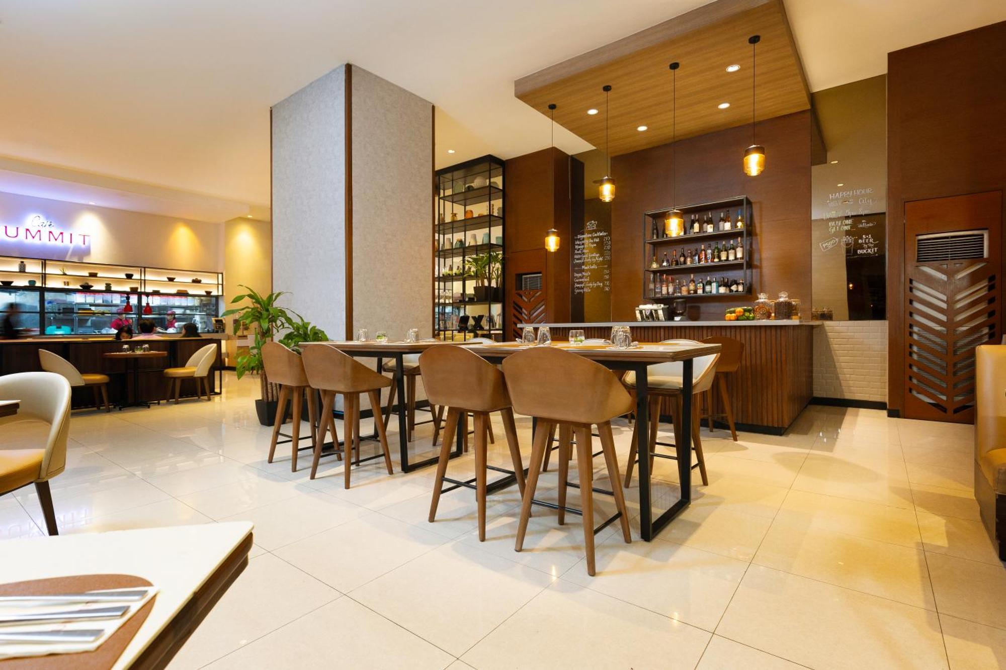 Summit Hotel Greenhills Кесон-Сити Экстерьер фото