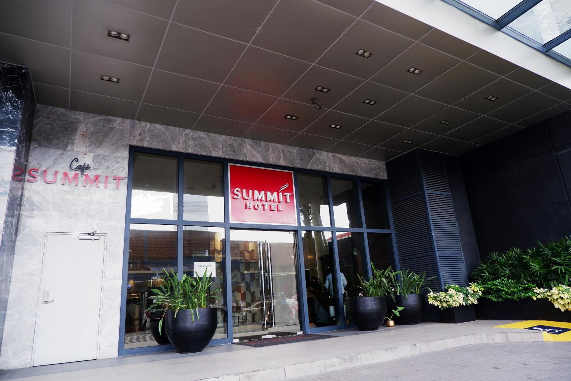 Summit Hotel Greenhills Кесон-Сити Экстерьер фото