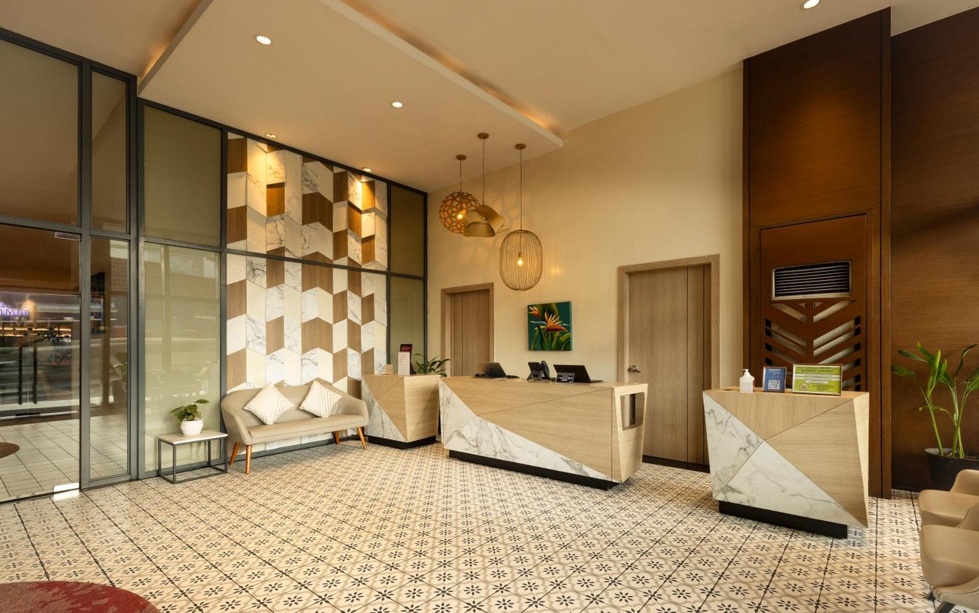 Summit Hotel Greenhills Кесон-Сити Экстерьер фото