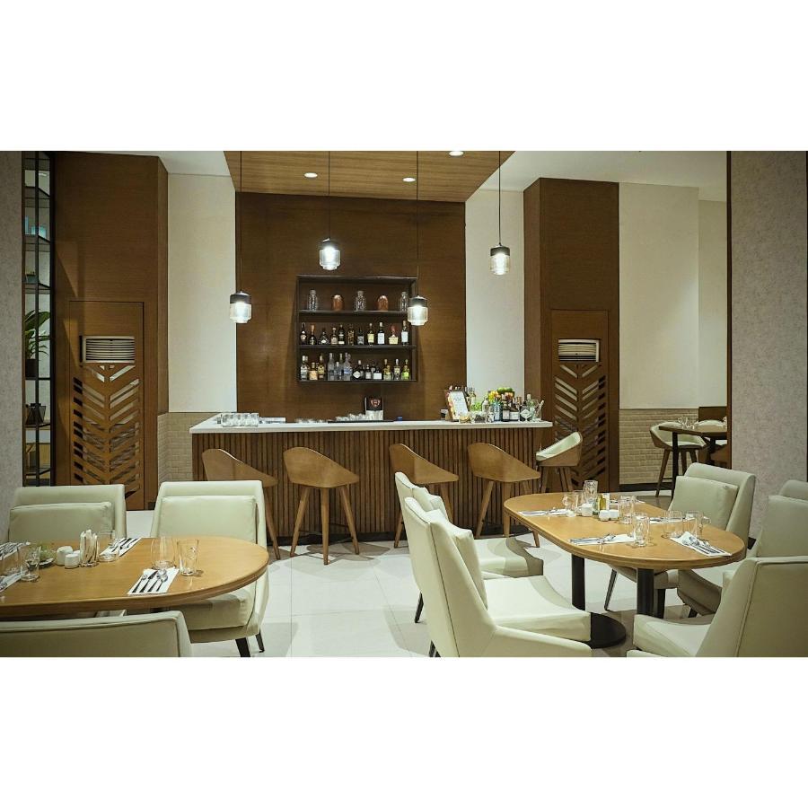 Summit Hotel Greenhills Кесон-Сити Экстерьер фото